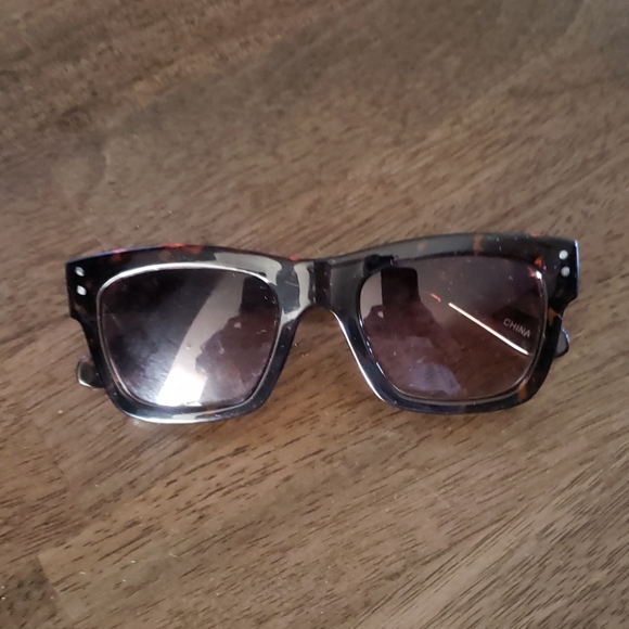 Sunglasses deal. Free pair with bundle over 75$!! - Picture 8 of 13